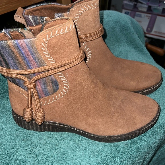 clarks ankle booties